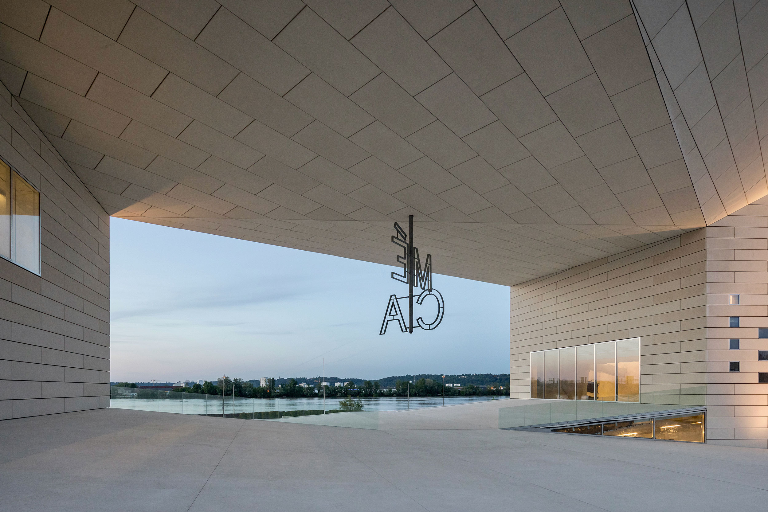 LA MÉCA - Copyright Laurian Ghnitoiu